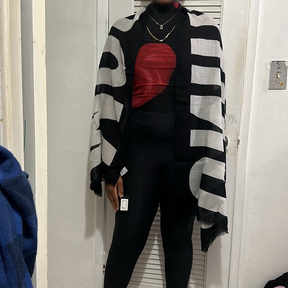 💯- New Authentic MOSCHINO
SCARF WITH LOGO - Picture 7 of 17